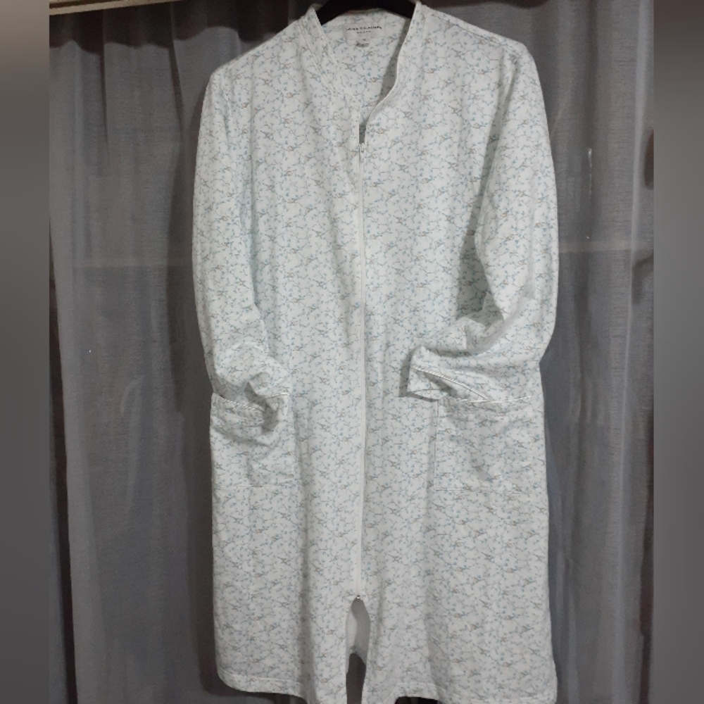 Miss Elaine housecoat size 1X.